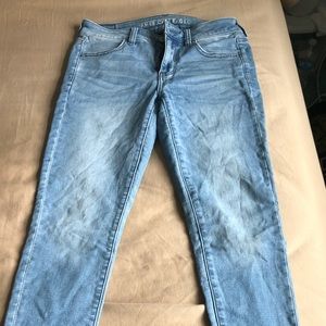 Light wash American Eagle skinny jeans